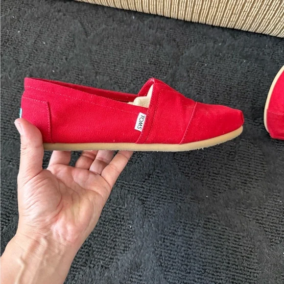 TOMS Men’s Red Canvas Slip-On Shoes - Picture 4 of 7